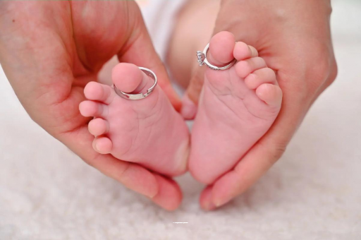 安吉怀孕肚子一边高一边低